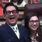 Andre Taulany dan Amanda Rigby tertawa ceria di studio televisi.