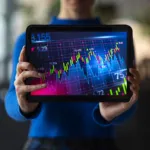 Grafis analisis pergerakan grafik saham digital modern yang menunjukkan tren kenaikan investasi jangka panjang.