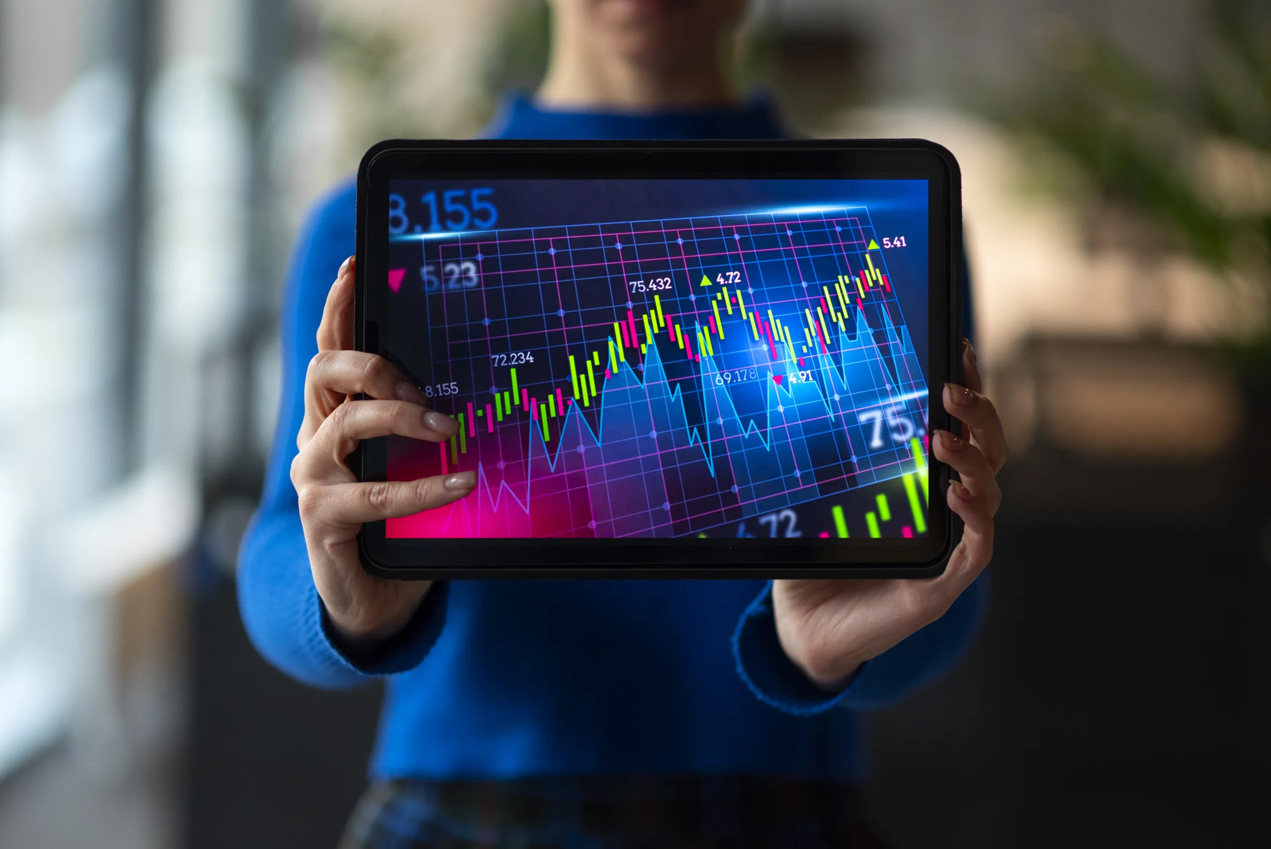 Grafis analisis pergerakan grafik saham digital modern yang menunjukkan tren kenaikan investasi jangka panjang.