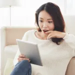 membaca berita online di ponsel