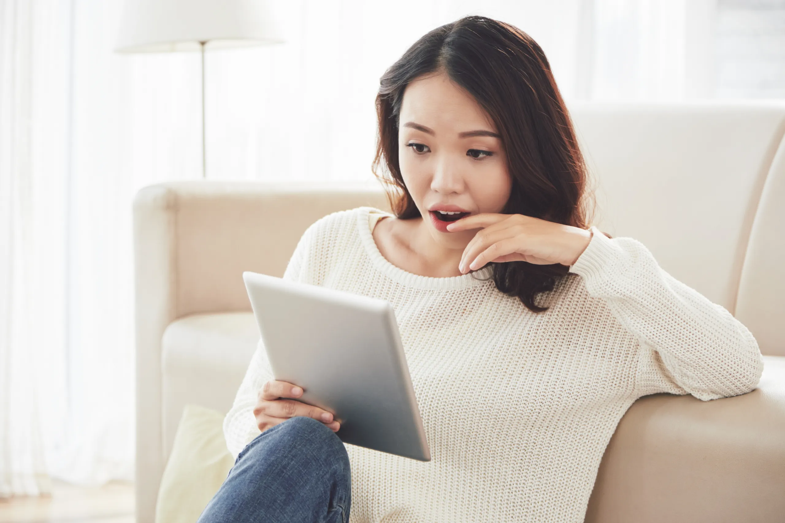 membaca berita online di ponsel
