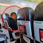 Penumpang pesawat mengecek barang bawaan di bagasi kabin setelah aksi pencurian digagalkan.