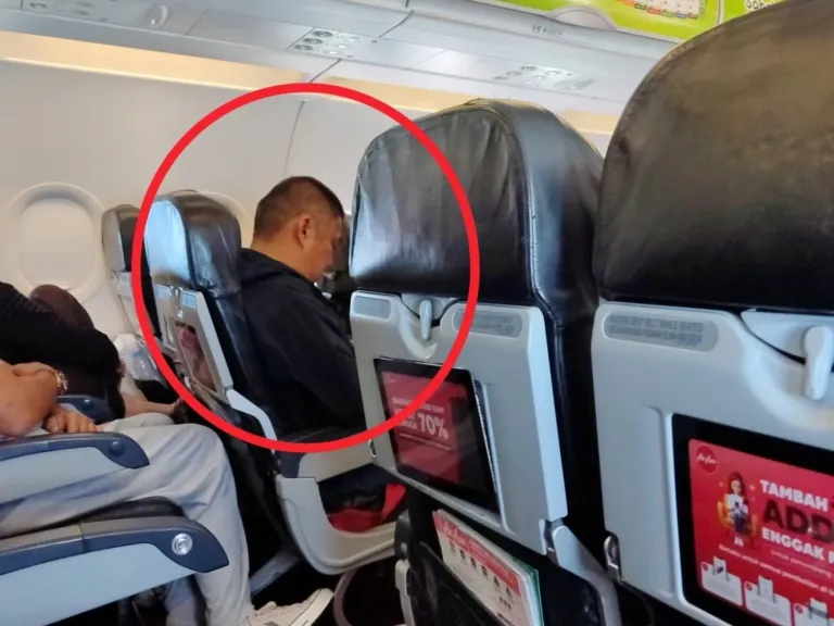Penumpang pesawat mengecek barang bawaan di bagasi kabin setelah aksi pencurian digagalkan.