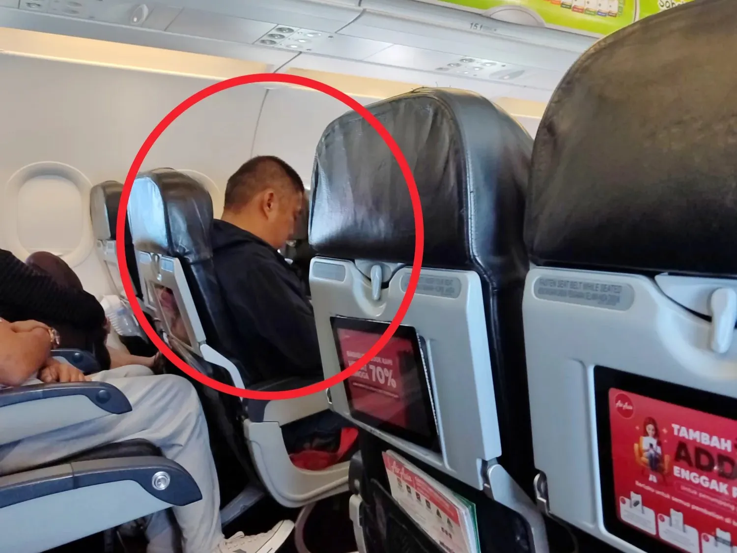 Penumpang pesawat mengecek barang bawaan di bagasi kabin setelah aksi pencurian digagalkan.