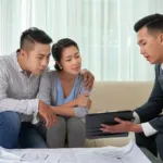 Pasangan muda membandingkan rumah KPR subsidi dan komersial untuk menentukan pilihan hunian pertama.