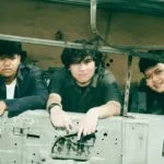 Band rock muda Mudgarden tampil membawakan lagu debut Berag dengan energi khas anak muda.