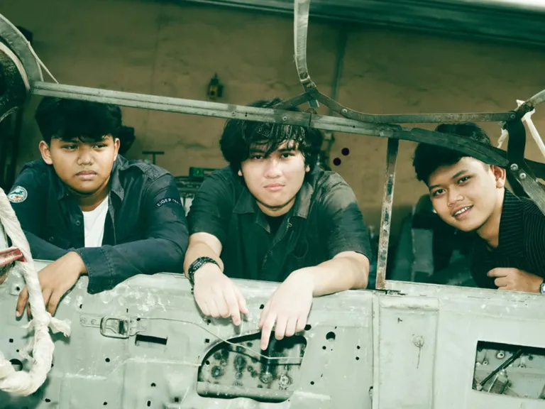 Band rock muda Mudgarden tampil membawakan lagu debut Berag dengan energi khas anak muda.