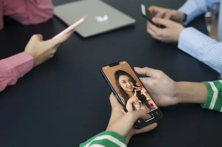 Wanita muda menggunakan smartphone untuk mengecek kode promo TikTok affiliate belanja online.