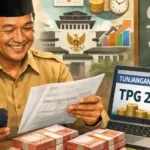 Guru non-ASN memeriksa saldo pencairan tunjangan profesi guru di dalam kelas.